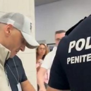 Infractor român pe lista "Most Wanted", capturat în UK şi adus în ţară. Racola tinere și le exploata în Europa