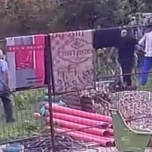 Momentul în care o femeie din Caraş e atacată de câinele ei. Poliţist: Am glonţ pe ţeavă, dacă vine îl împuşc