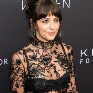 Dakota Johnson și-a etalat posteriorul într-o rochie din dantelă. Apariție spectaculoasă la Săptămâna Modei de la New York