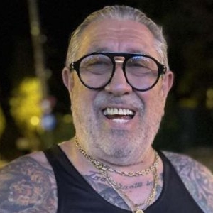 Poftiți în casa lui Serghei Mizil! Uluitor cum arată palatul de lux, de pe malul lacului Snagov! Serghei are 3 case într-o singură curte. În sufragerie ține ceva ieșit din comun