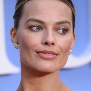 E superbă din cap până-n picioare, dar de data asta a exagerat! Margot Robbie a apărut aproape complet dezbrăcată pe covorul roșu! FOTO
