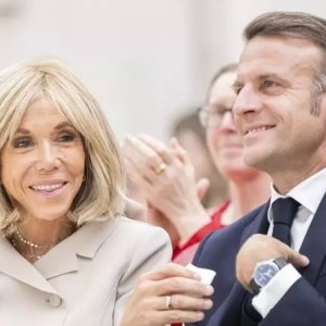 Cum vrea Emmanuel Macron să dovedească faptul că Brigitte, soția lui, e femeie, după zvonurile că Prima Doamnă s-ar fi născut bărbat. Nimeni nu se aștepta vreodată la așa ceva!