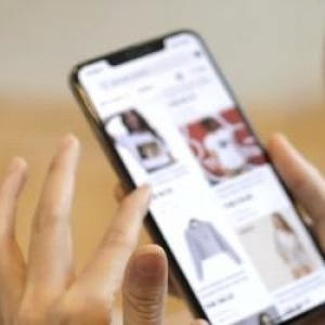 Românii răresc comenzile online din cauza scumpirilor. Ce produse au dispărut din coșul de cumpărături