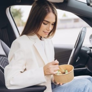 Cum să mănânci sănătos când ești pe fugă. Sfaturi utile de la specialiști