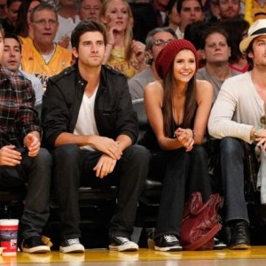 Nina Dobrev și Zac Efron au fost surprinși în ipostaze tandre. Ce se întâmplă, de fapt, între cei doi actori