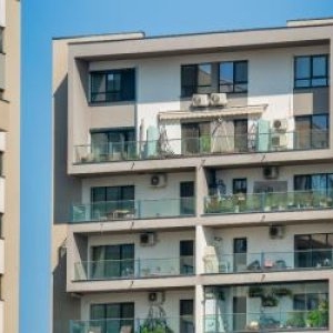Cât costă să stai cu chirie în 2025 în marile oraşe și cât vor, de fapt, să plătească românii