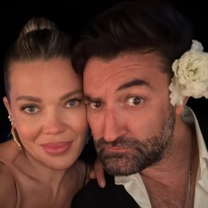 Pe nașii Smiley și Gina Pistol i-a admirat toată lumea, dar ați văzut-o pe fiica lor? Josephine, prințesă angelică la nunta din Grecia! Păr lung, bucle, fundă mare, rochiță bleu-ciel, o păpușă vie!