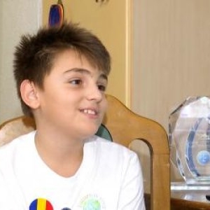 Părăsit de mamă, crescut în lipsuri, dar campion la matematică. Povestea incredibilă a lui Karlos din Iaşi
