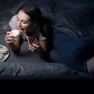 Alimentul care îți poate declanșa coșmaruri. Nutriționiștii recomandă să-l eviți înainte de culcare