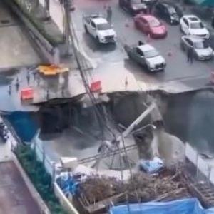 Momentul în care un bulevard întreg este înghiţit de o "gaură neagră" într-un oraş cu 10 milioane de locuitori