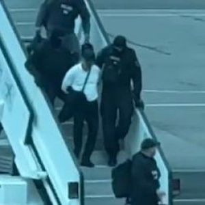 Vladimir Plahotniuc, extrădat. Oligarhul moldovean a fost adus în cătușe și cu mascați. Primele imagini