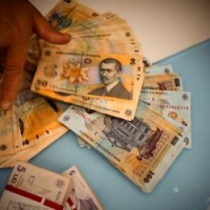 18 angajați CJAS Bacău au furat peste 1 milion de lei şi i-au băgat în imobiliare. Cum au fost prinşi