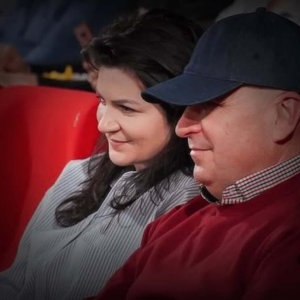 Gata, e oficial! Ilie Bolojan, prima apariție romantică alături de iubita sa. Bruneta cu gropițe radiază la brațul premierului. Unde s-au afișat, la patru ace