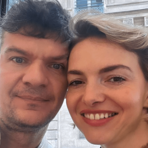 Uite-o pe iubita lui Tudor Chirilă cum gătește pentru turiști la pensiunea de la Porumbacu! Iulia a pus murături, a umplut cămara și a publicat imaginile!