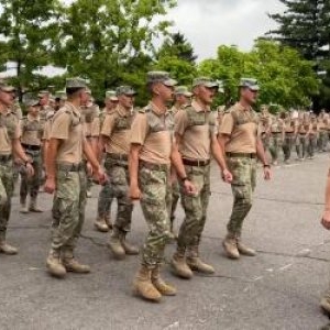 Tinerii între 18 şi 35 de ani, chemaţi să fie "militar voluntar în termen" 4 luni. Câţi bani primesc la final