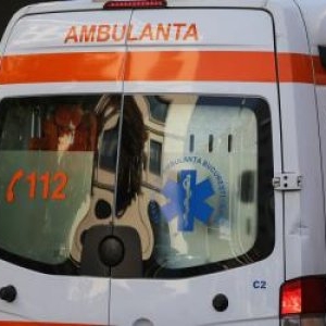 Un copil a murit, iar alți doi și mama lor au ajuns la spital cu grețuri și vărsături. Ar fi mâncat crenvurşti