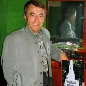 Cum arată mormântul lui Dan Spătaru la 21 de ani de la moartea sa. Toți trecătorii observă asta când ajung în cimitir. Acum, s-au publicat 4  fotografii, iar un detaliu atrage imediat atenția, mai ales în a treia poză