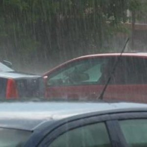 Cod roșu de ploi în 2 judeţe: Va ploua cât pentru 2 luni în câteva ore. București, sub Cod portocaliu de vânt