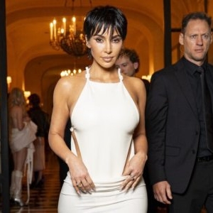 Kim Kardashian și-a schimbat complet coafura pentru Săptămâna Modei de la Paris. Cum a apărut vedeta în fața tuturor