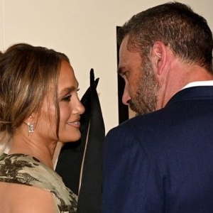 Jennifer Lopez și Ben Affleck au apărut din nou împreună pe covorul roșu. Cum au fost surprinși de camerele de fotografiat
