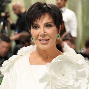 Transformare totală pentru Kris Jenner. A optat pentru blond platinat și un look cu totul nou