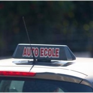 Român, implicat într-o fraudă cu permise auto în Franţa. Tânărul ar fi dat examenele în locul altor șoferi