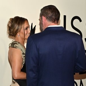 Ce i-a șoptit Ben Affleck la ureche lui Jennifer Lopez pe covorul roșu, la premiera „Kiss of the Spider Woman”. A lăsat-o fără cuvinte!