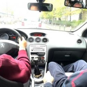 România, cea mai dificilă ţară pentru şoferi începători. Se plâng că semnul distinctiv le aduce numai probleme