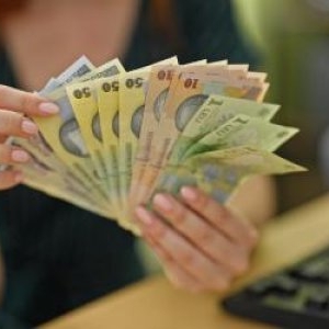 Cu cât s-ar putea majora salariul minim din ianuarie 2026. Trei variante de creştere, luate în calcul
