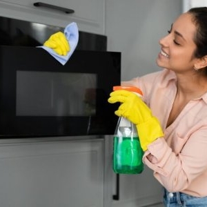 Cum poți curăța ușor un cuptor cu microunde, potrivit experților