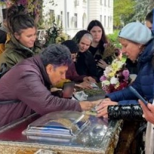 O femeie a "sărutat" moaştele Sf. Parascheva şi s-a rugat prin video call, ajutată de o pelerină