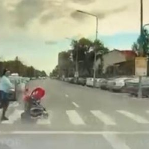 Momentul în care mama şi fetiţa ei sunt spulberate pe trecere, în Capitală. Filmare cu camera de bord