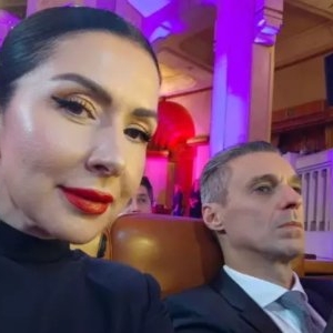 Cea mai sexy rochie!!! Cum a apărut Carmen Brumă, la 48 de ani, la un eveniment din București. Rochia ei neagră, decupată pe tot piciorul, a făcut senzație!! Vedeta a întors toate privirile la brațul lui Mircea Badea / Foto