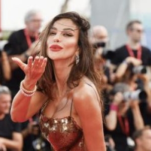 Mădălina Ghenea, un nou pictorial incendiar: „Fă-mă, Doamne, furtun!” Imaginile care au pus pe jar internetul