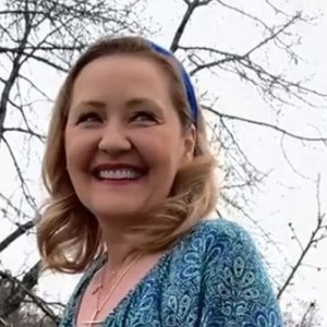Noi imagini cu Elena Lasconi, în Paradisul ei din Câmpulung! Primărița s-a pus pe grădinărit! Cum arată vila pe care a renovat-o complet și a transformat-o într-o “bijuterie