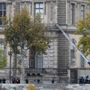 Un "commando" de 4 persoane, căutat de poliție după jaful de la Muzeul Luvru. Ce obiecte au furat
