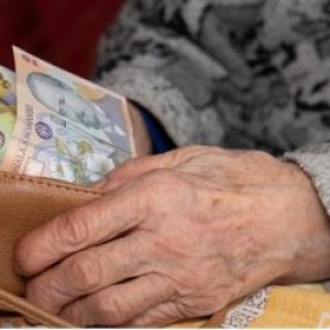 Ajutor de sărbători pentru 4,6 milioane de pensionari. Câţi bani vor primi