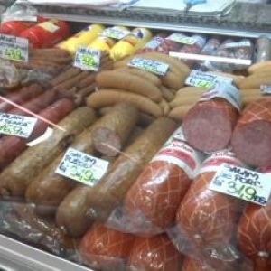 Rezultate îngrijorătoare ale unui studiu despre cele mai vândute mezeluri. 120 de E-uri la un platou