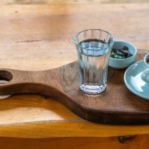 Motivul pentru care cafeaua este servită alături de un pahar cu apă. Ce arată specialiștii