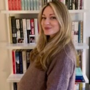 Momentul inedit în care fiul lui Nicușor Dan se îndepărtează de președinte pentru a fotografia Catedrala Națională