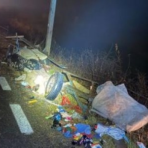 Momentul în care o căruţă cu patru copii este spulberată de o maşină. Un bebeluş a murit