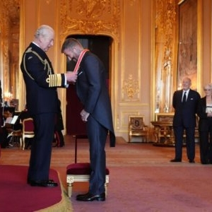 David Beckham a primit titlul de cavaler din partea Regelui Charles. Evenimentul a avut loc la Castelul Windsor