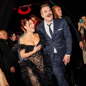 Millie Bobby Brown s-a reunit cu David Harbour pe covorul roșu după acuzațiile de hărțuire. Care este dinamica dintre actori în prezent