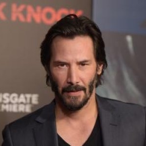 Keanu Reeves a apărut pe scenă doar în lenjerie și plin de sânge. Cum arată celebrul actor la 61 de ani