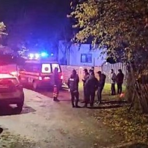 O mamă a trei copii ucisă de soţ în faţa celui mai mic, în Teleorman. Băieţelul îşi ţinea încă mama în braţe