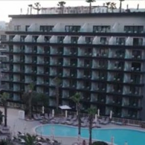 Destinaţie exotică pentru români, de Revelion. Cât costă o noapte în apartamentul Angelinei Jolie