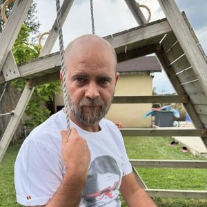 WOW! Cum arată vila lui Cosmin Seleși, de lângă București. A trecut de la garsonieră, la o casă cu curte, piscină, leagăne și tobogane. Imagini din casa cu iz rustic: “Am făcut un credit…”