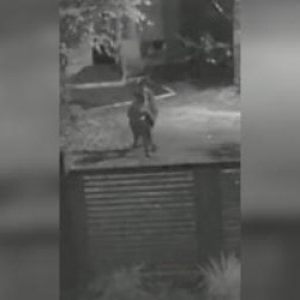 Momentul când bărbatul din Teleorman o urmăreşte şi o ucide pe Mihaela în faţa copilului lor