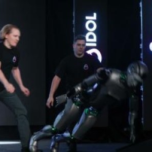 Imagini cu primul robot umanoid dezvoltat de Rusia în timp ce se prăbuşeşte pe scenă la prezentarea oficială