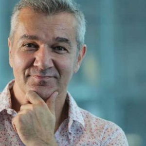 Ea e noua iubită a lui Dan Bittman? Superbă e puțin spus! Cine e femeia cu care a fost surprins de paparazzi artistul de la Holograf! Tânără, brunetă, ochi hipnotizanți